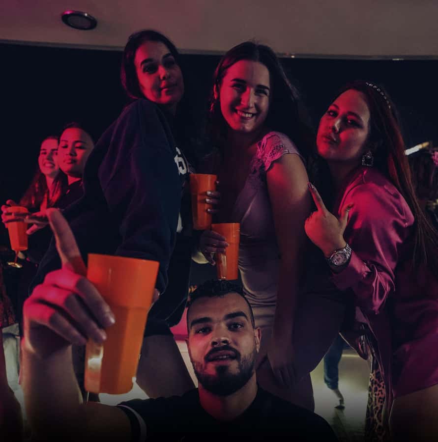 Dubai: Superyacht Experience with Party & Live DJ - Key details that shape the night
