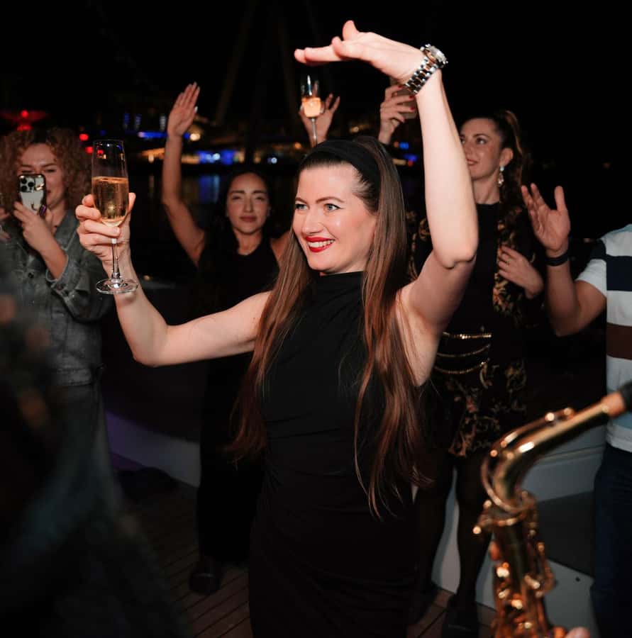 Dubai: Superyacht Experience with Party & Live DJ - What the 9:00 PM departure feels like
