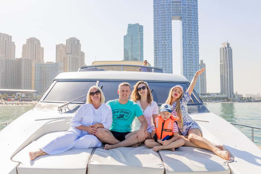 Dubai: The Luxury Yacht Tour with Live BBQ Option - What to wear and what to leave behind