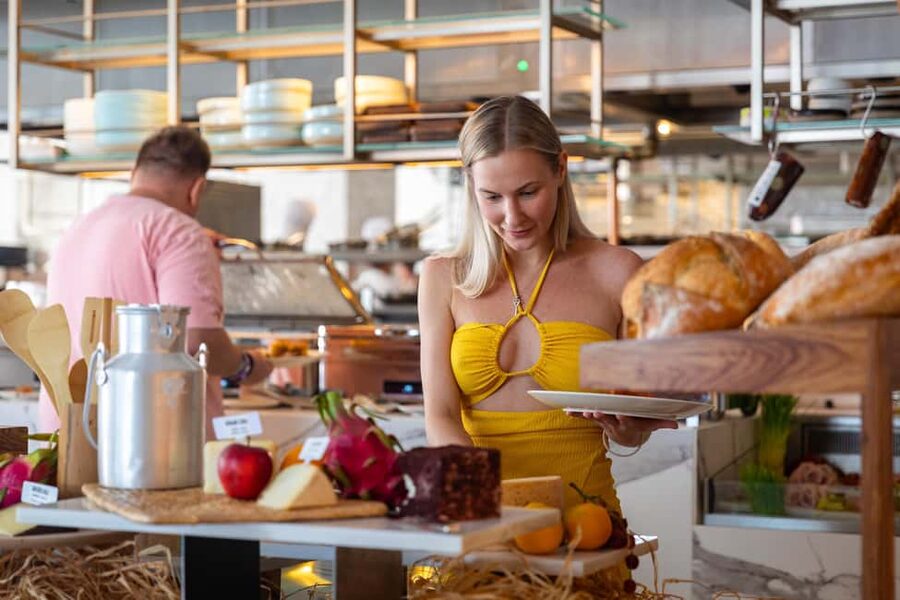 Dubai: The Palm Saturday Brunch with Unlimited Food & Drinks - The buffet: broad choice rather than a single signature dish