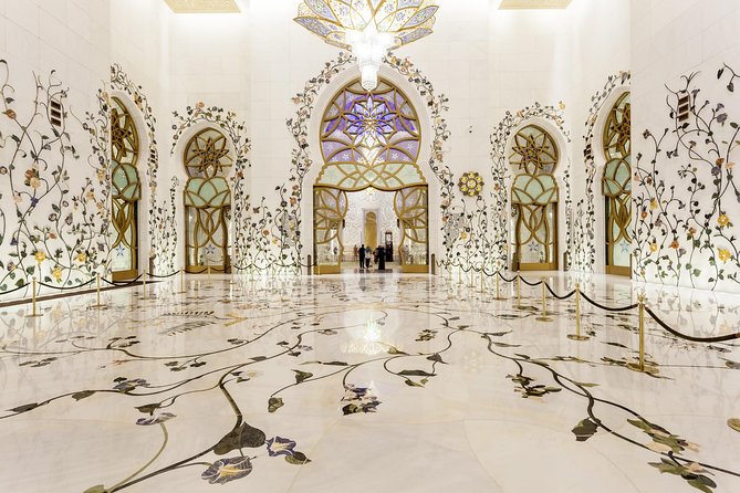 Dubai To Abu Dhabi: Grand Mosque, Royal Palace & Etihad Towers - Qasr Al Watan: grand interiors, but no guide inside