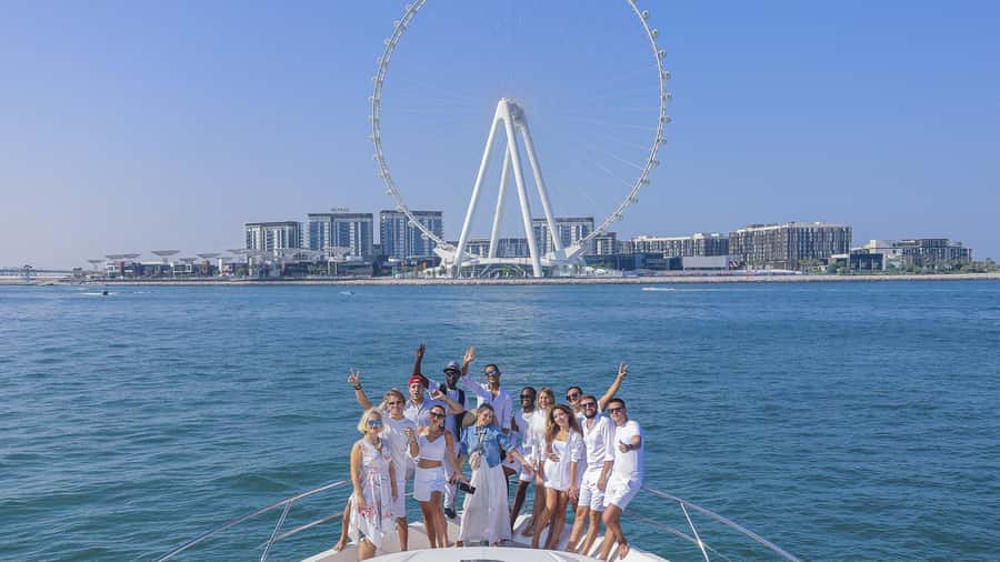 Dubai Waves & Dunes: Luxury Yacht Cruise w/ Red Dunes Safari - Guide service and photography