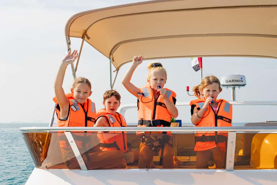 Dubai: Yacht Cruise with Swimming, Snorkeling and BBQ Lunch - Space, comfort, and group atmosphere
