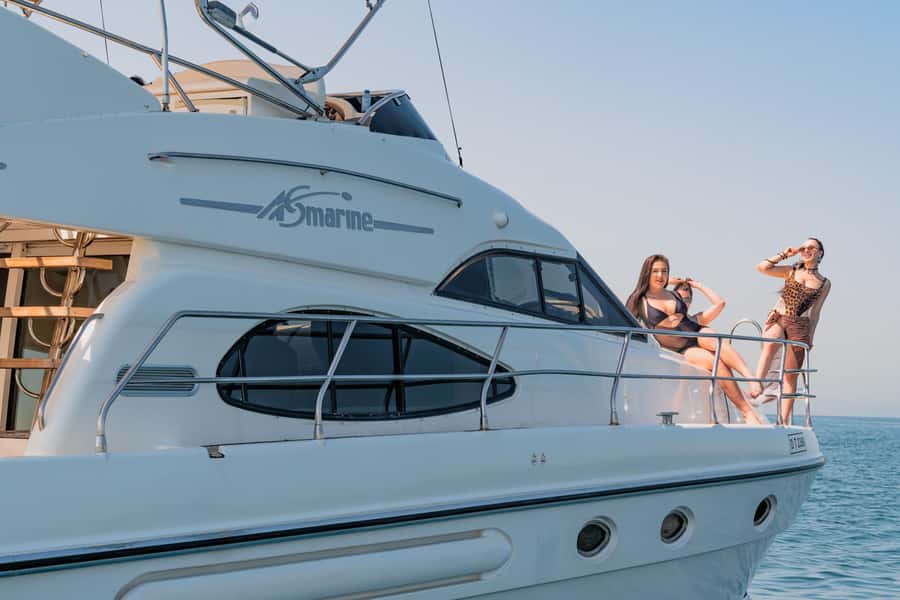 Dubai Yacht Tour - Boat Trip upto 12 guests Private event - What this private Dubai yacht trip is really like