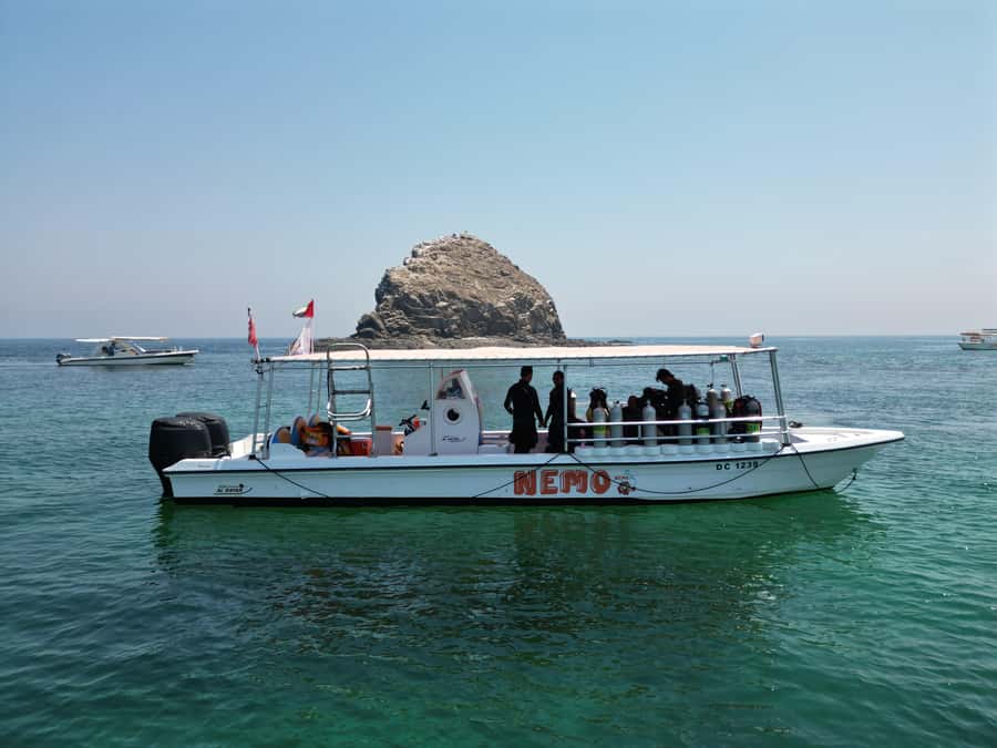 Fujairah: 2 Fun Dive Experience for Certified Divers - Checking in with Nemo Diving Center