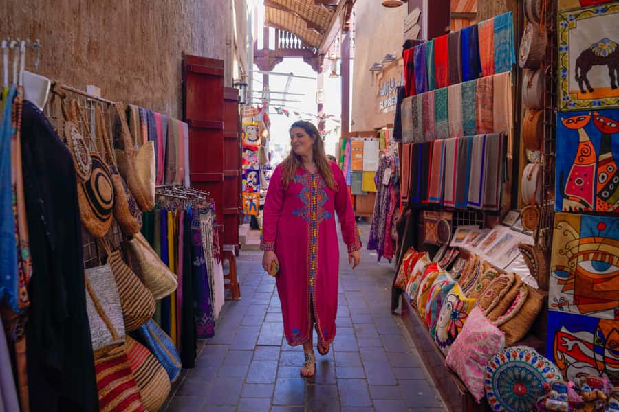 Old Dubai Historic Guided Tour: Creek, Street Food & Souks - Coffee, dates, and photographs at Al Khayma Heritage Restaurant