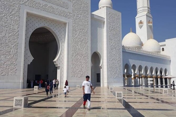 Premium Half Day Abu Dhabi Grand Mosque Tour from Dubai - Arriving at Sheikh Zayed Grand Mosque