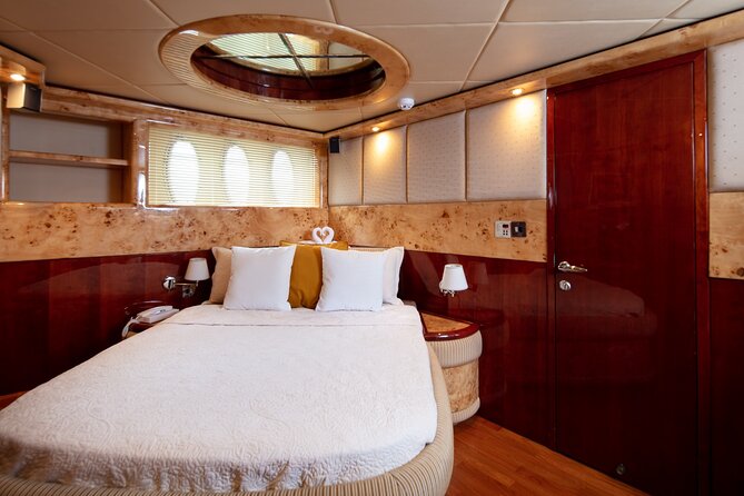 Private Yacht Dubai: Rent 61 ft Luxury Yacht up to 30 people - Burj Al Arab and the classic Dubai view