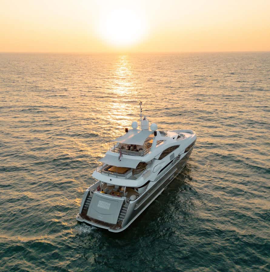 Sunseeker Superyacht: VIP Dinner, Premium Drinks& Live Music - Lounge beats and saxophone at sea