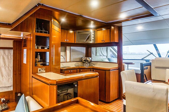 Sunset escape on Bluemoon 64ft from Dubai Marina to Atlantis - Leaving from Dubai Marina Mall