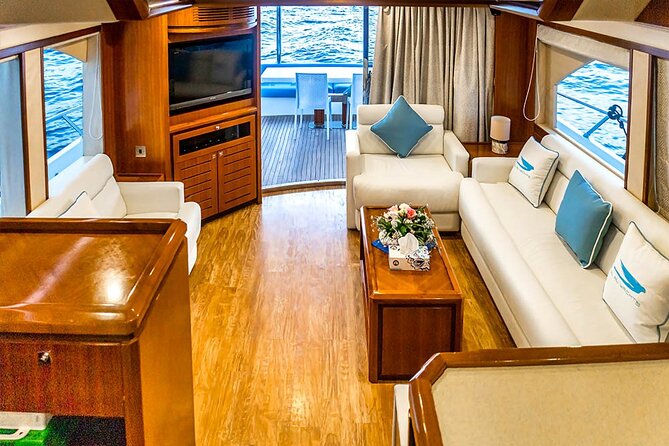 Sunset escape on Bluemoon 64ft from Dubai Marina to Atlantis - Crew service and onboard comfort
