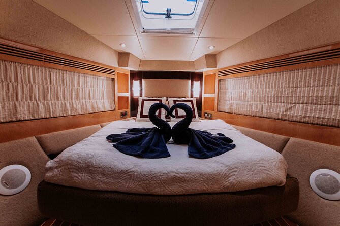 Yacht Trip Dubai : Book 56 ft Premium Yacht up to 21 people - Atlantis Hotel and the longer cruise choices